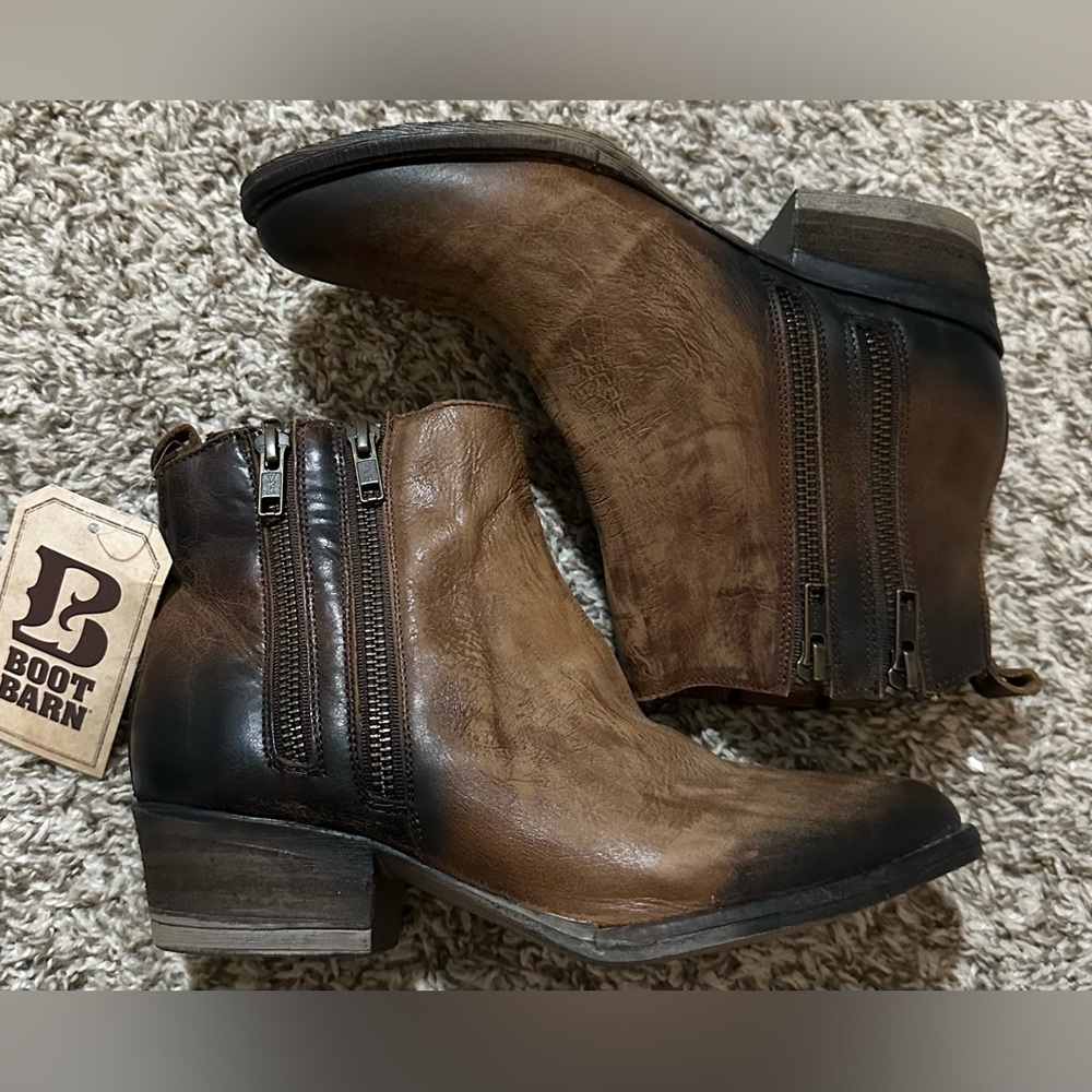 NWT Circle G Corral Burnished Brown
Double Zipper Bootie Two-Tone Ankle Boots